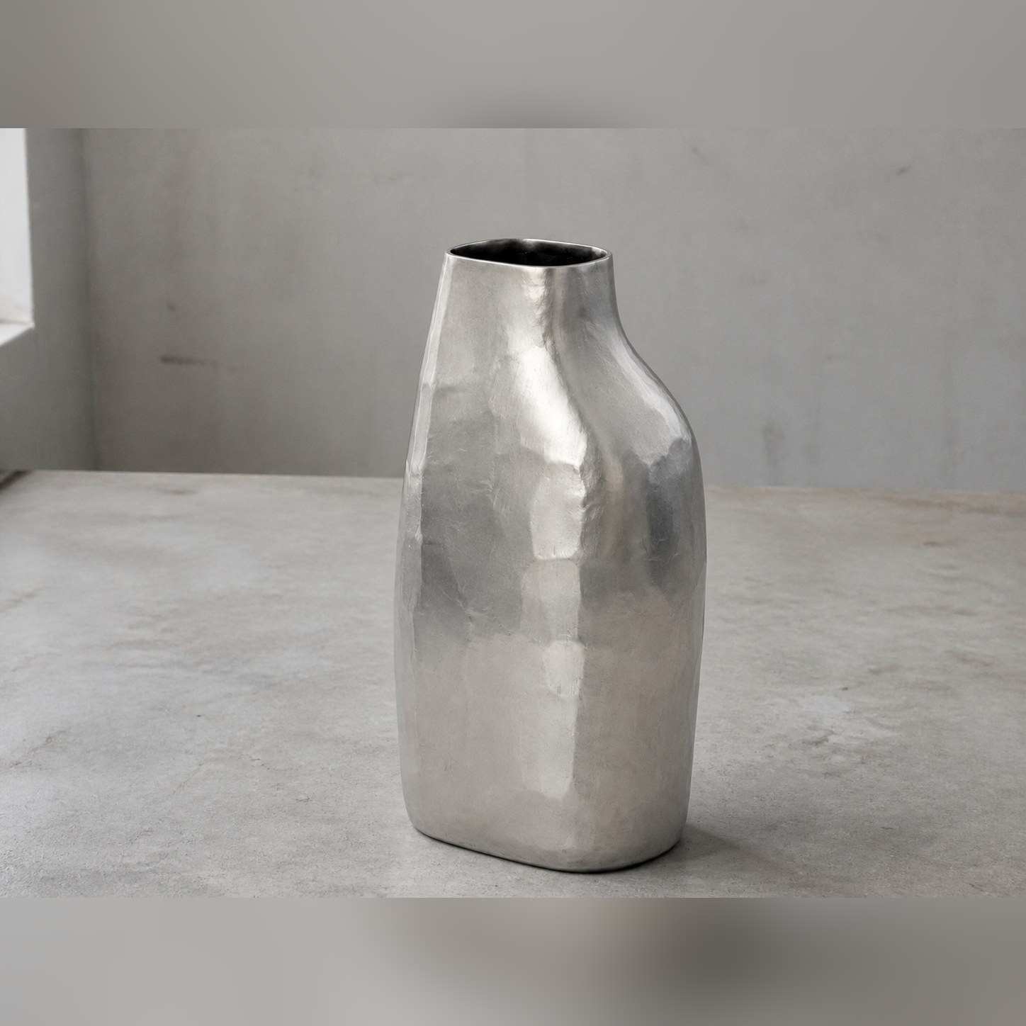 Shoulder Stem Vase