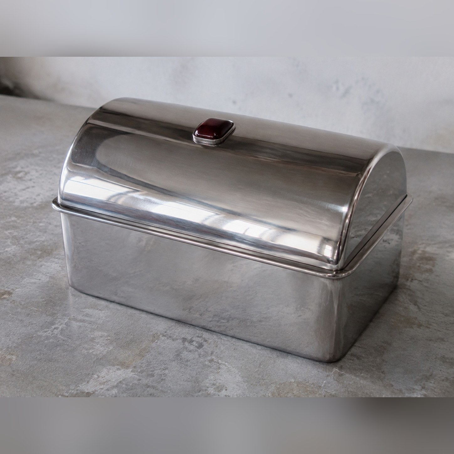 Arched Crest Keepsake Chest — Stainless steel 304 · Small translucent burgundy resin crest · Mechanically polished, XANVOR, Moradabad