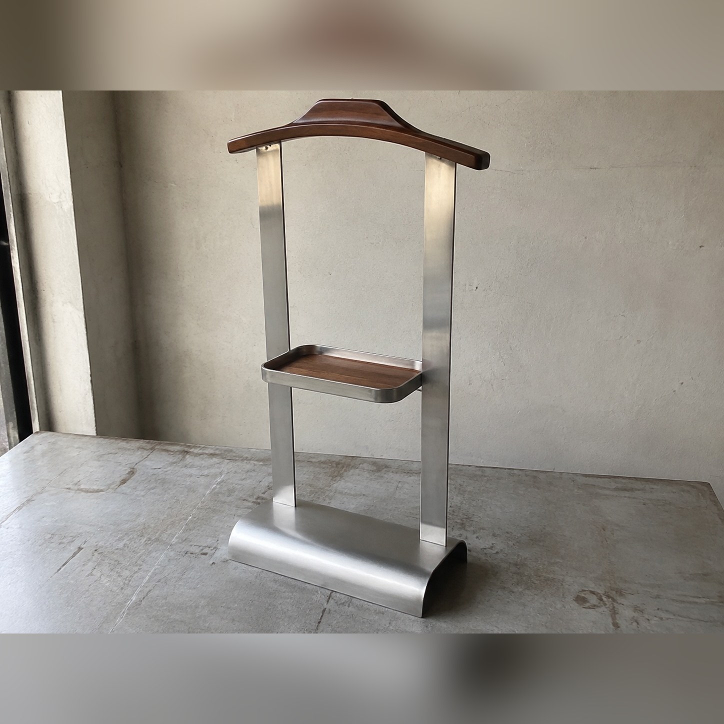 Entry Valet Stand — Stainless steel 304 · Dark-stained wood shoulder and small wood tray insert · Mechanically matt, XANVOR, Moradabad